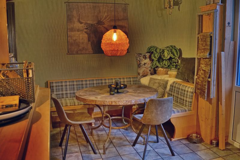 Zithoek in het restaurant - ronde tafel gemaakt van een stuk boomstam Zithoek in het restaurant - ronde tafel